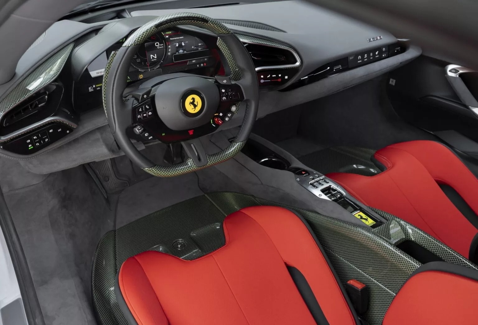 Nội thất Ferrari SC40 sử dụng vật liệu carbon-kevlar, ghế bọc vải Jacquard đỏ và Alcantara xám, kết hợp giữa phong cách xe đua và công nghệ hiện đại.