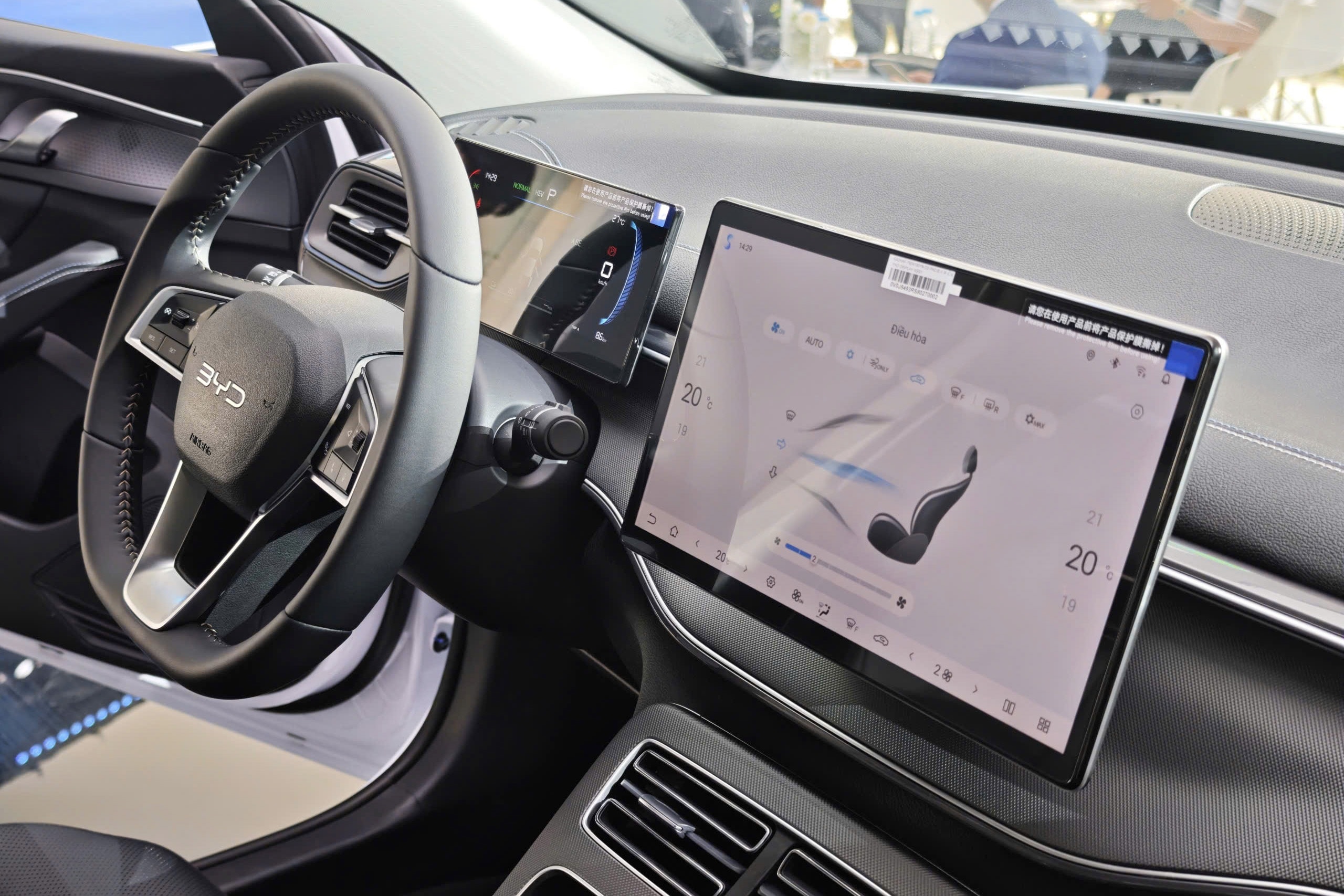 Nội thất BYD Seal 5 với màn hình trung tâm cỡ lớn và thiết kế tối giản.