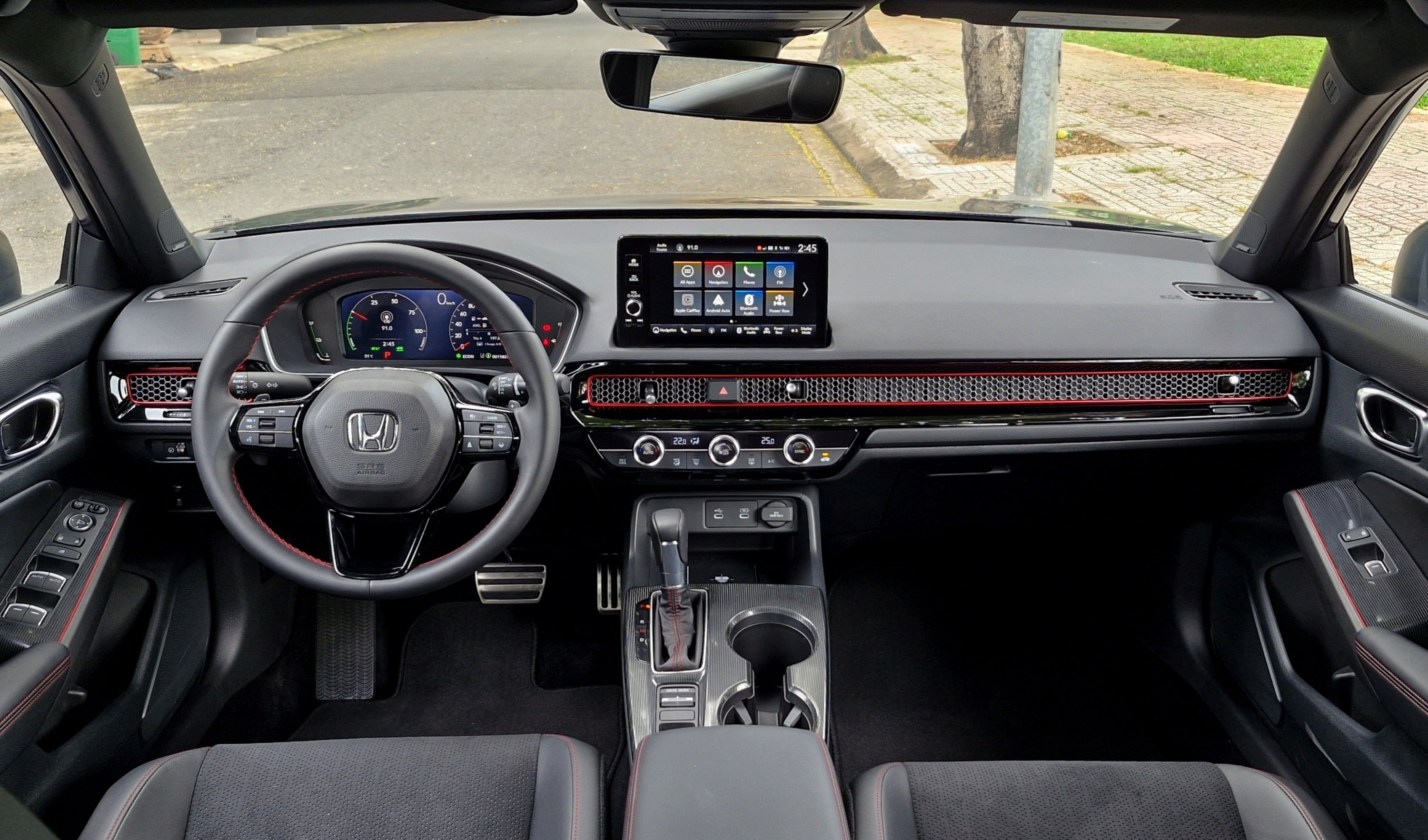 Nội thất Honda Civic e:HEV RS với thiết kế tập trung vào người lái và các chi tiết thể thao.