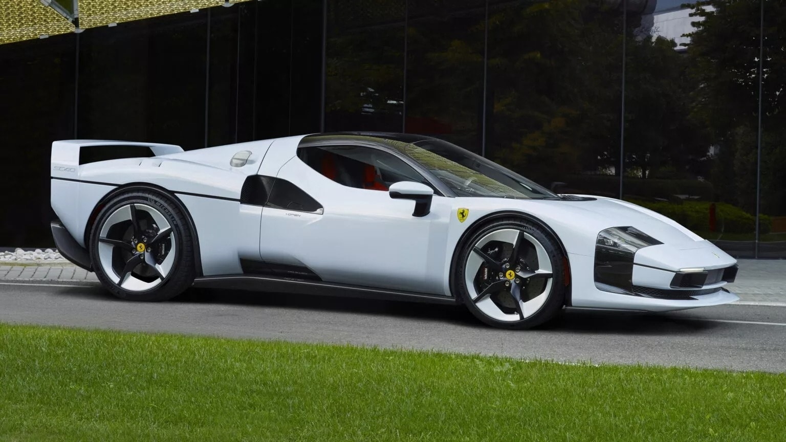 Toàn cảnh thiết kế ngoại thất của Ferrari SC40 với màu sơn trắng Bianco SC40 độc quyền và các chi tiết khí động học lấy cảm hứng từ F40.