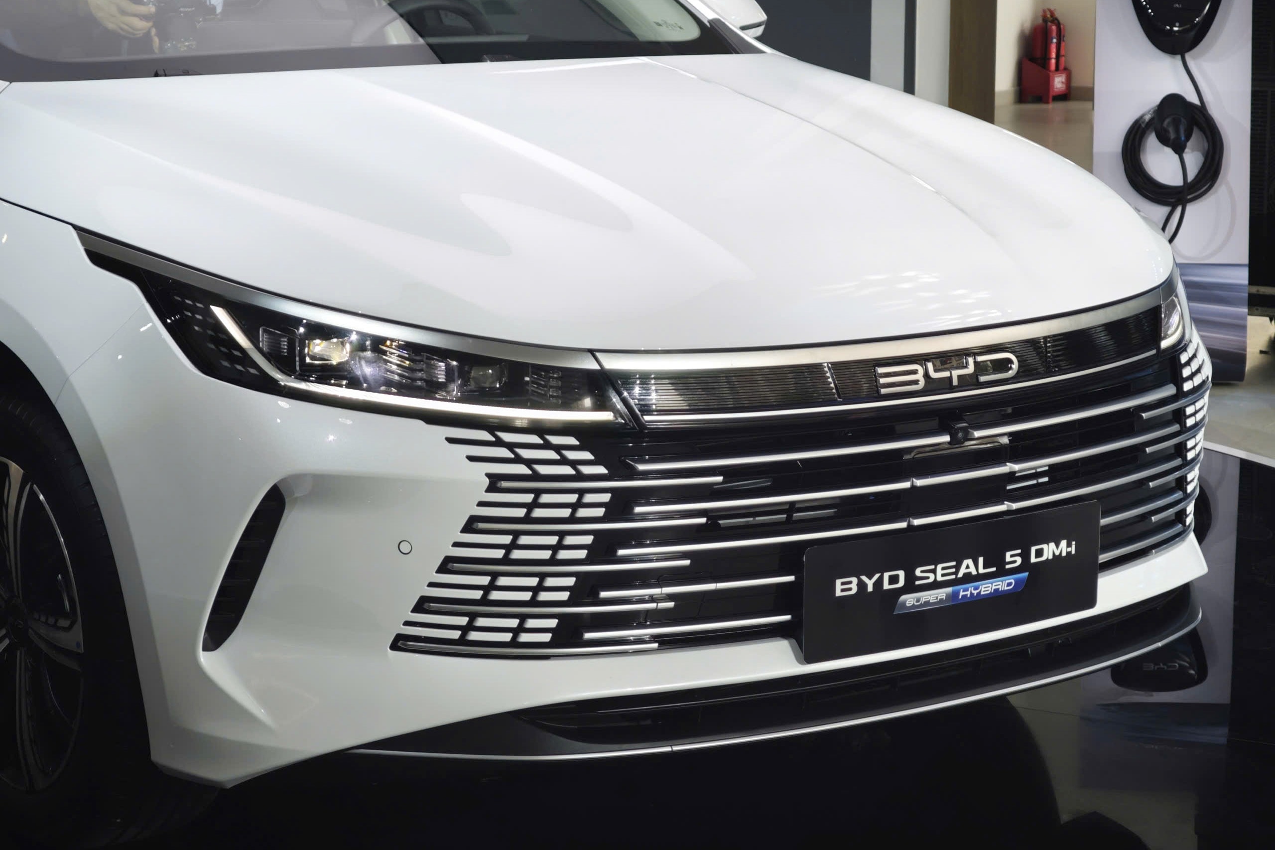 Chi tiết lưới tản nhiệt và logo BYD trên mẫu xe Seal 5.