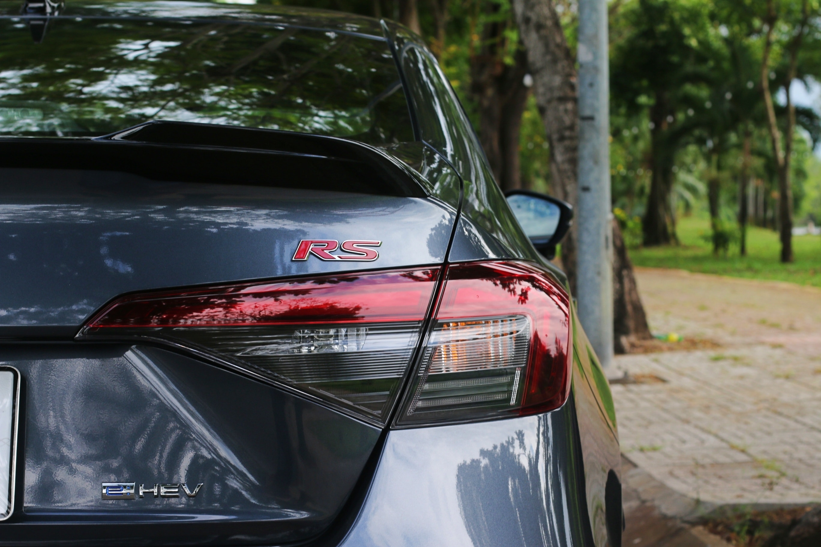Đuôi xe Honda Civic e:HEV RS với cánh lướt gió và thiết kế thể thao.