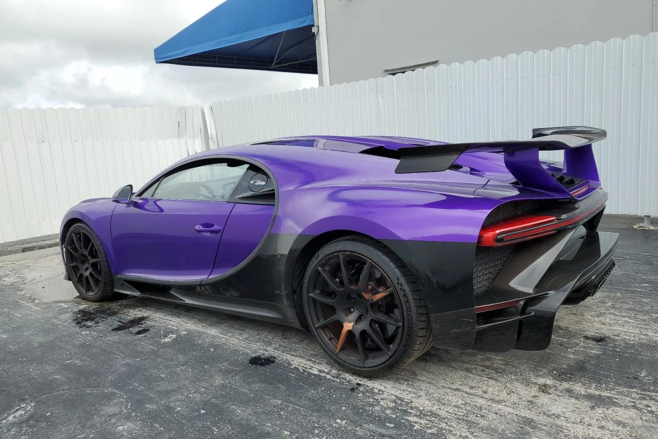 Phần đuôi xe và cánh gió cố định của Chiron Pur Sport không bị ảnh hưởng sau vụ va chạm.