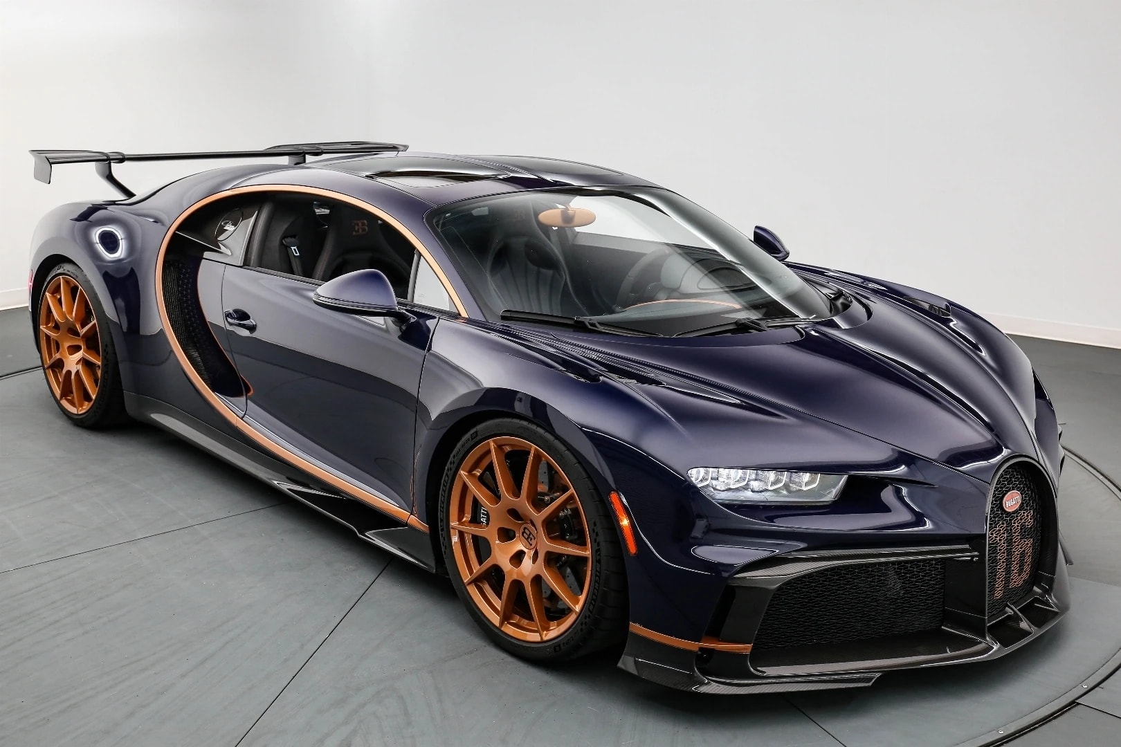 Toàn cảnh chiếc Bugatti Chiron Pur Sport màu tím sau vụ tai nạn, phần đầu xe vỡ nát.