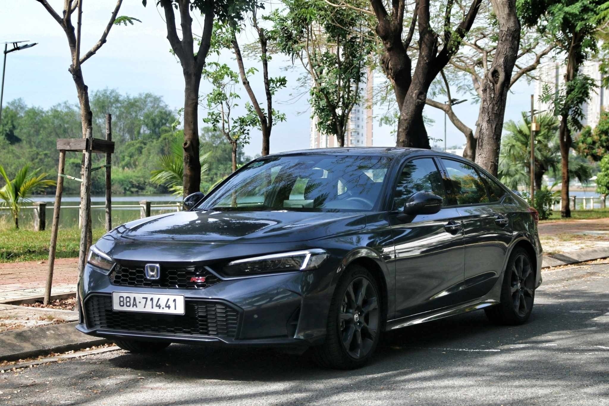 Phần đầu xe Honda Civic e:HEV RS với lưới tản nhiệt sơn đen và logo RS đặc trưng.