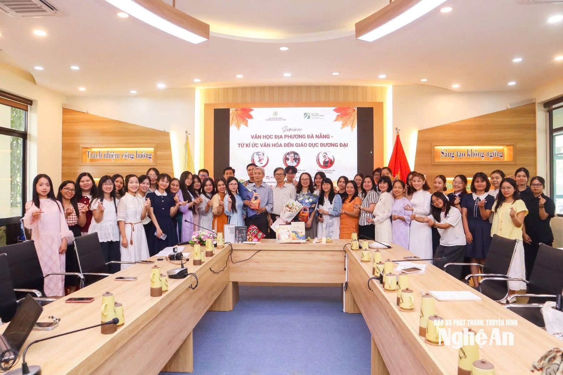 Nhà văn Thái Bá Lợi tại Hội thảo về Văn học Đà Nẵng do Đại học Đà Nắng tổ chức