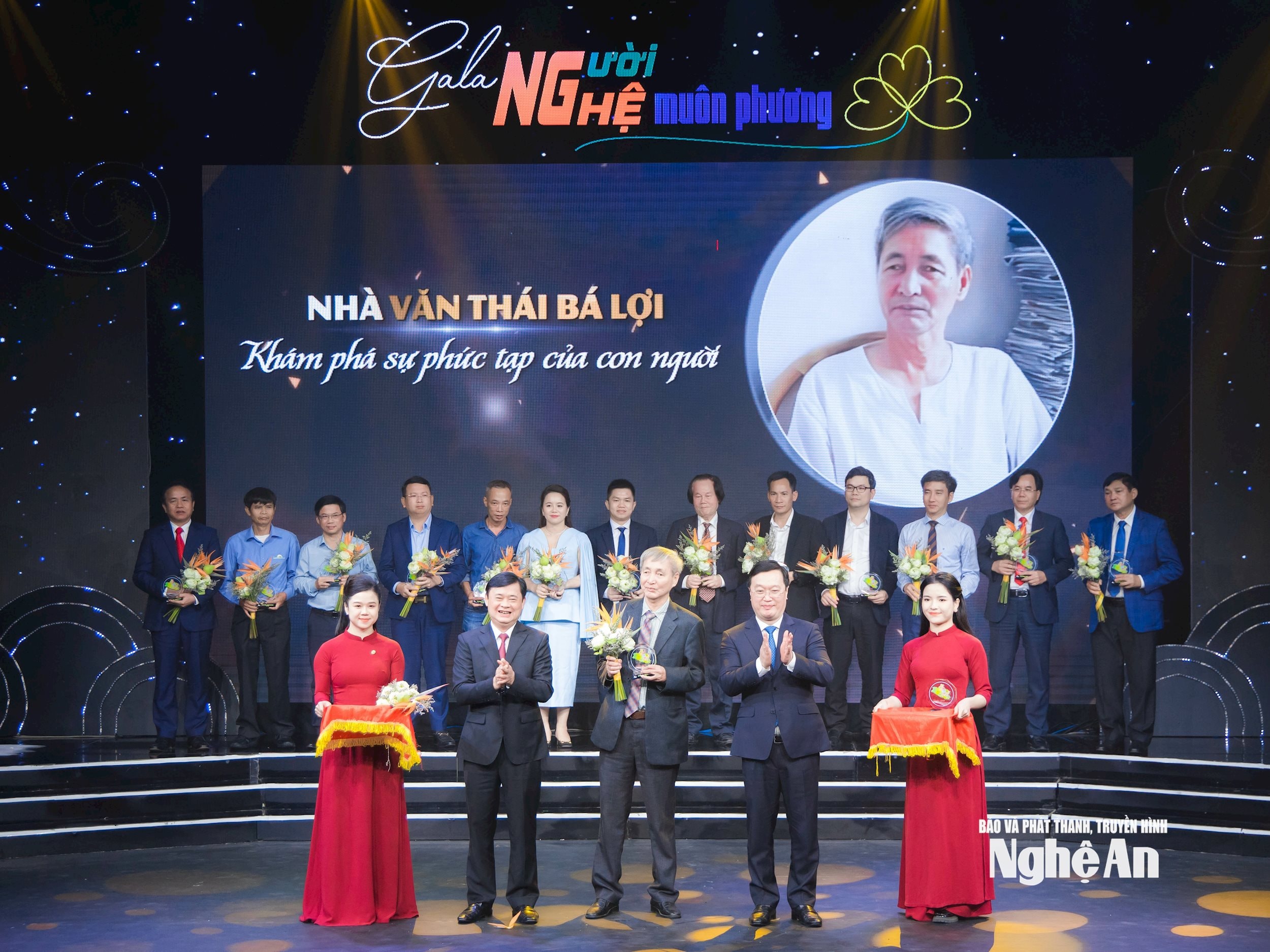Nhà văn Thái Bá Lợi trên sân khấu chương trình Gala Người Nghệ muôn phương Nơi ta trở về