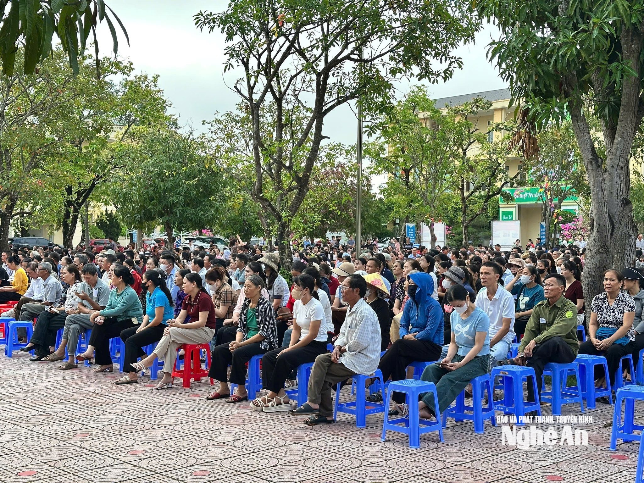 Trường THPT Diễn Châu 3 tổ chức họp mặt phụ huynh toàn trường để triển khai các nội dung trong năm học 2025 - 2026. Ảnh - PV