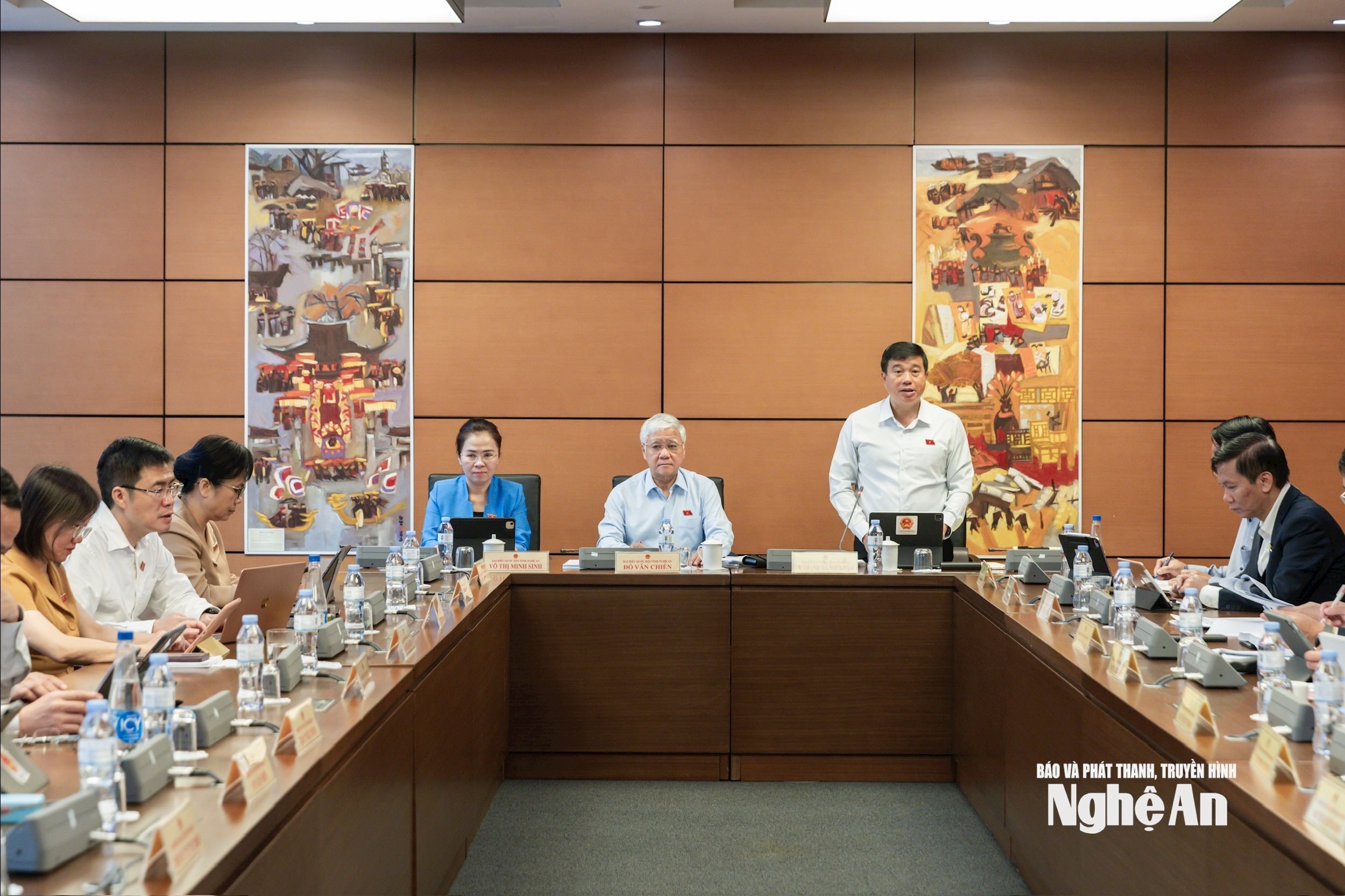 Đồng chí Võ Thị Minh Sinh - Phó Bí thư Tỉnh ủy, Chủ tịch Ủy ban MTTQ Việt Nam tỉnh, Trưởng đoàn ĐBQH tỉnh Nghệ An đồng chủ trì phiên thảo luận Tổ 7. Ảnh: Quang Vinh