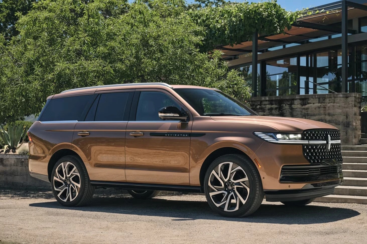 Lincoln Navigator dung san xuat tam thoi do khan hiem nhom