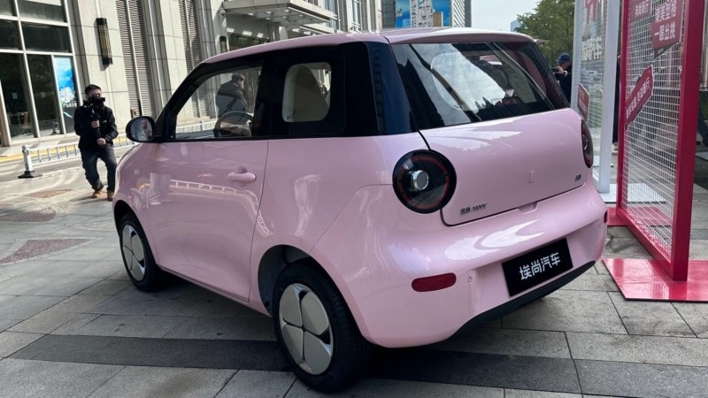 Dau xe Wuling Aishang A100C voi cum den co bieu cam dac trung