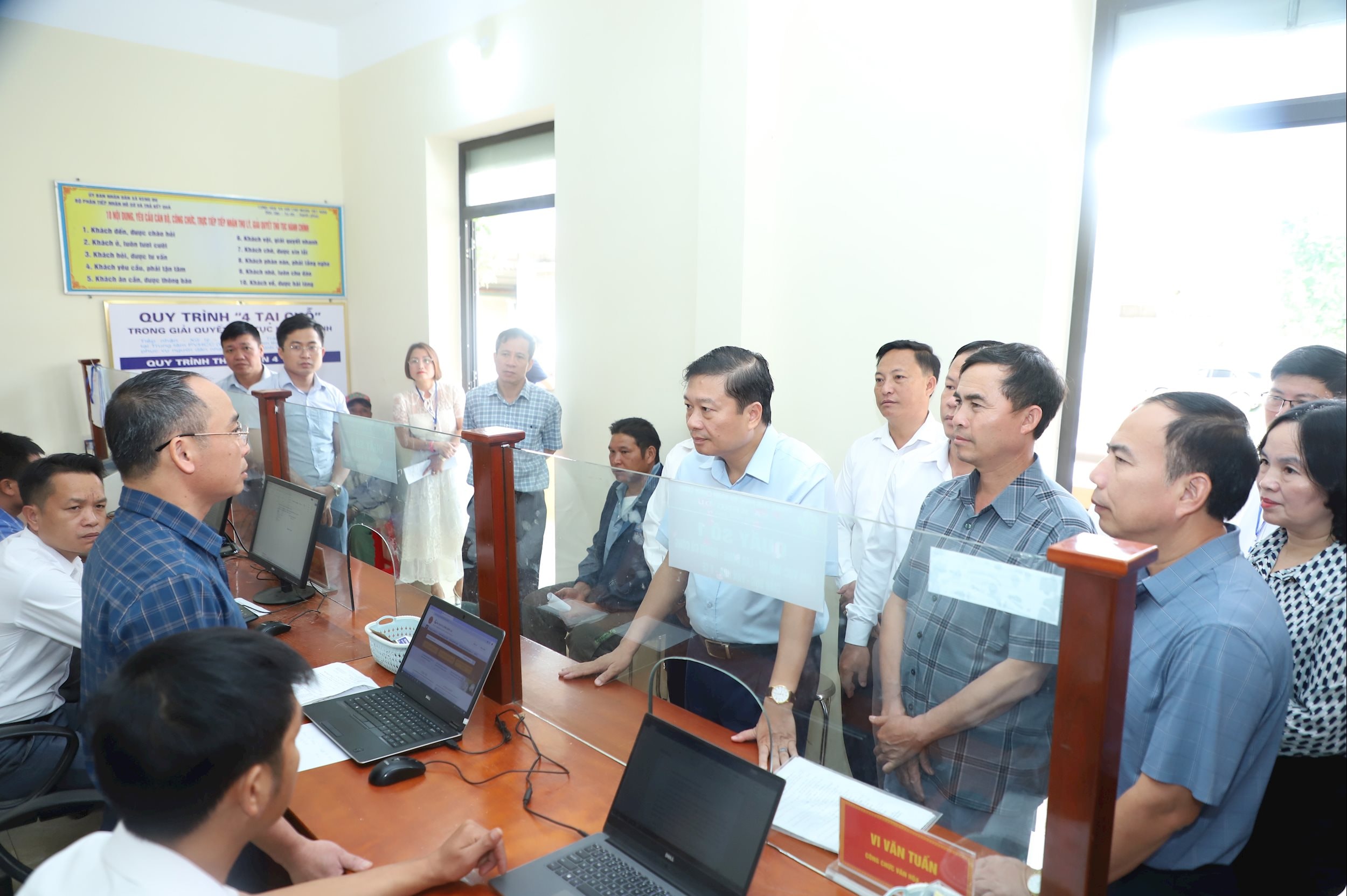 Chủ tịch UBND tỉnh Lê Hồng Vinh trao đổi cùng cán bộ, công chức xã Keng Đu tại Trung tâm Phục vụ hành chính công xã. Ảnh: Thành Duy