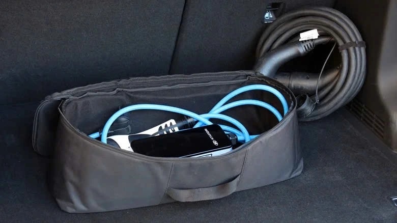 Kiểm tra cáp, cục sạc di động và nắp cổng sạc còn hoạt động và nguyên vẹn