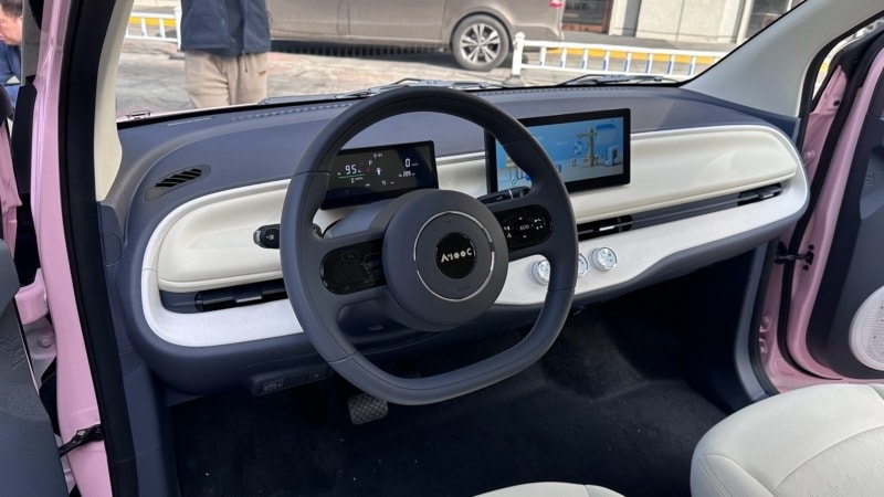 Dich dang sau cua Wuling Aishang A100C voi den hau tron