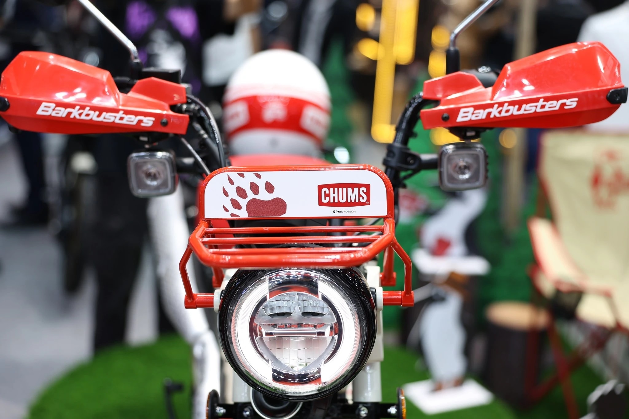 Logo Booby va phoi mau do trang tren Honda CT125 Chums