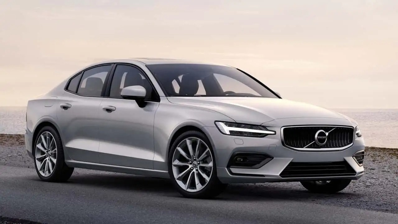 Chiếc sedan Volvo S60 màu đỏ đang di chuyển trên đường phố.