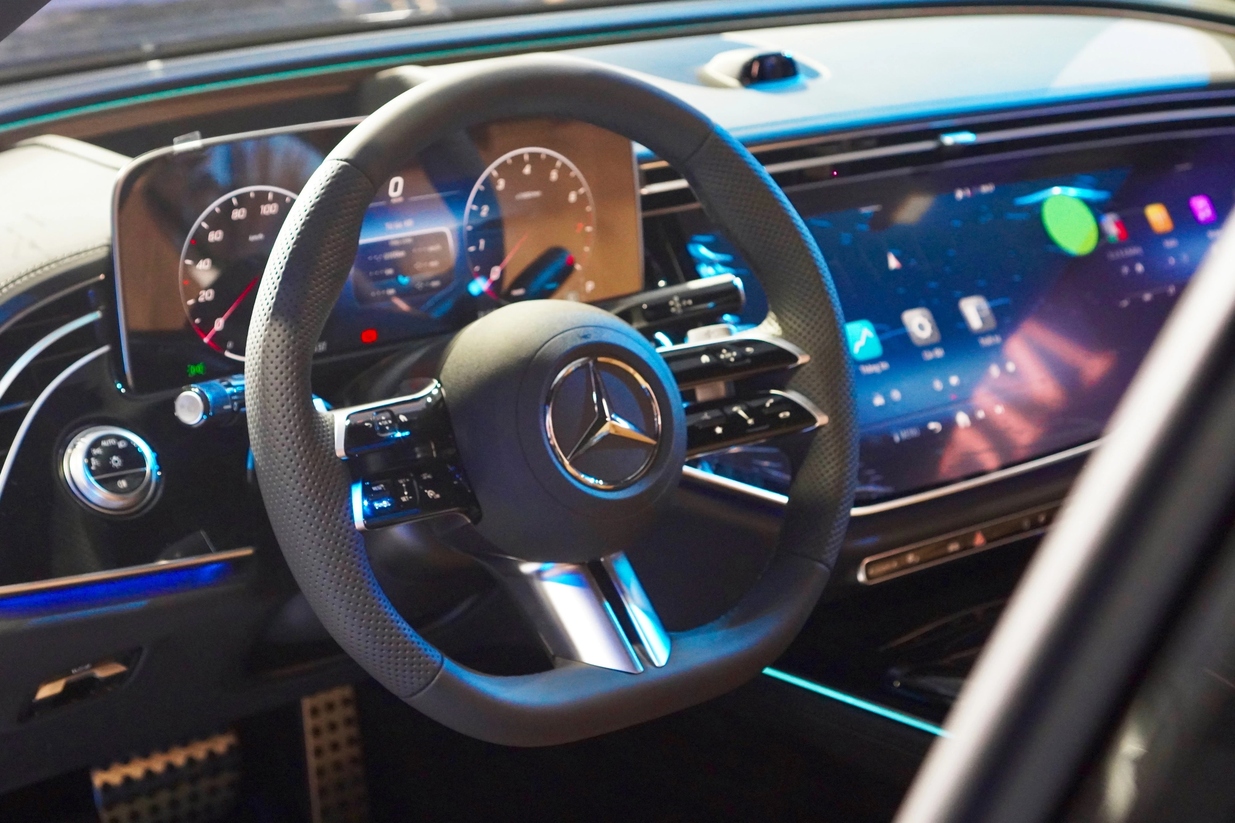 Vô lăng thiết kế thể thao và màn hình trung tâm cỡ lớn bên trong khoang lái của Mercedes-Benz E 300 AMG.