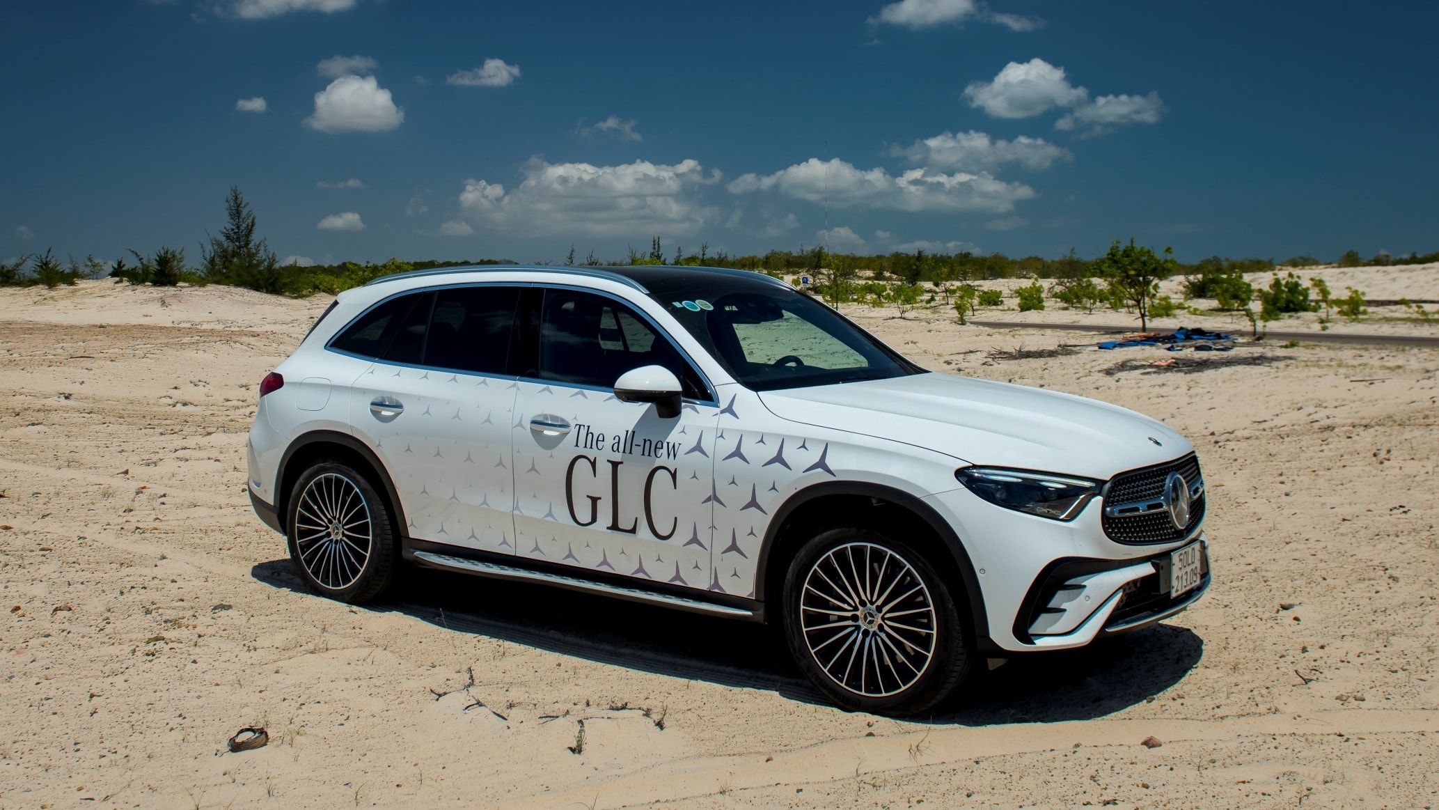 Mercedes-Benz GLC, một mẫu SUV gầm cao, đang là đối thủ cạnh tranh nội bộ với các dòng sedan như E-Class.