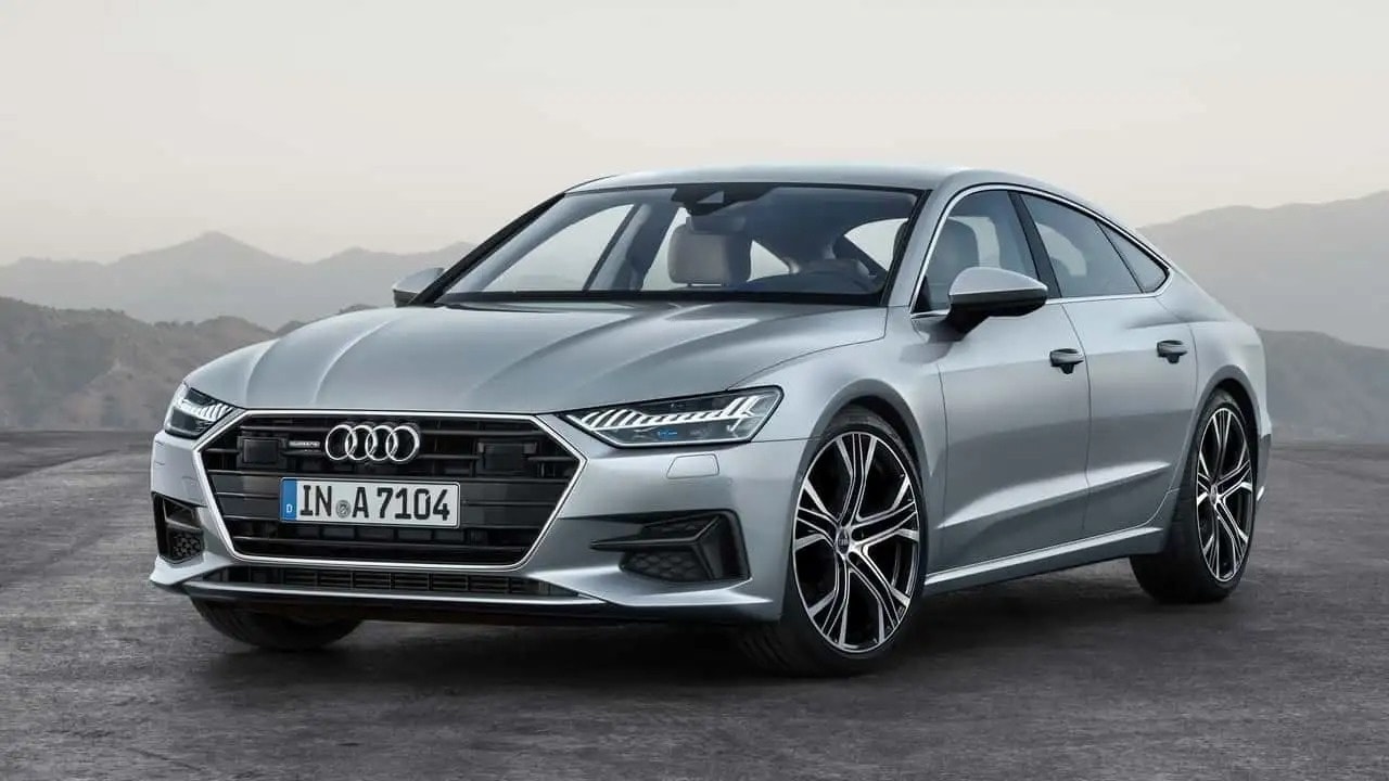 Ngoại thất xe Audi A7 Sportback màu xám bạc đang di chuyển trên đường.