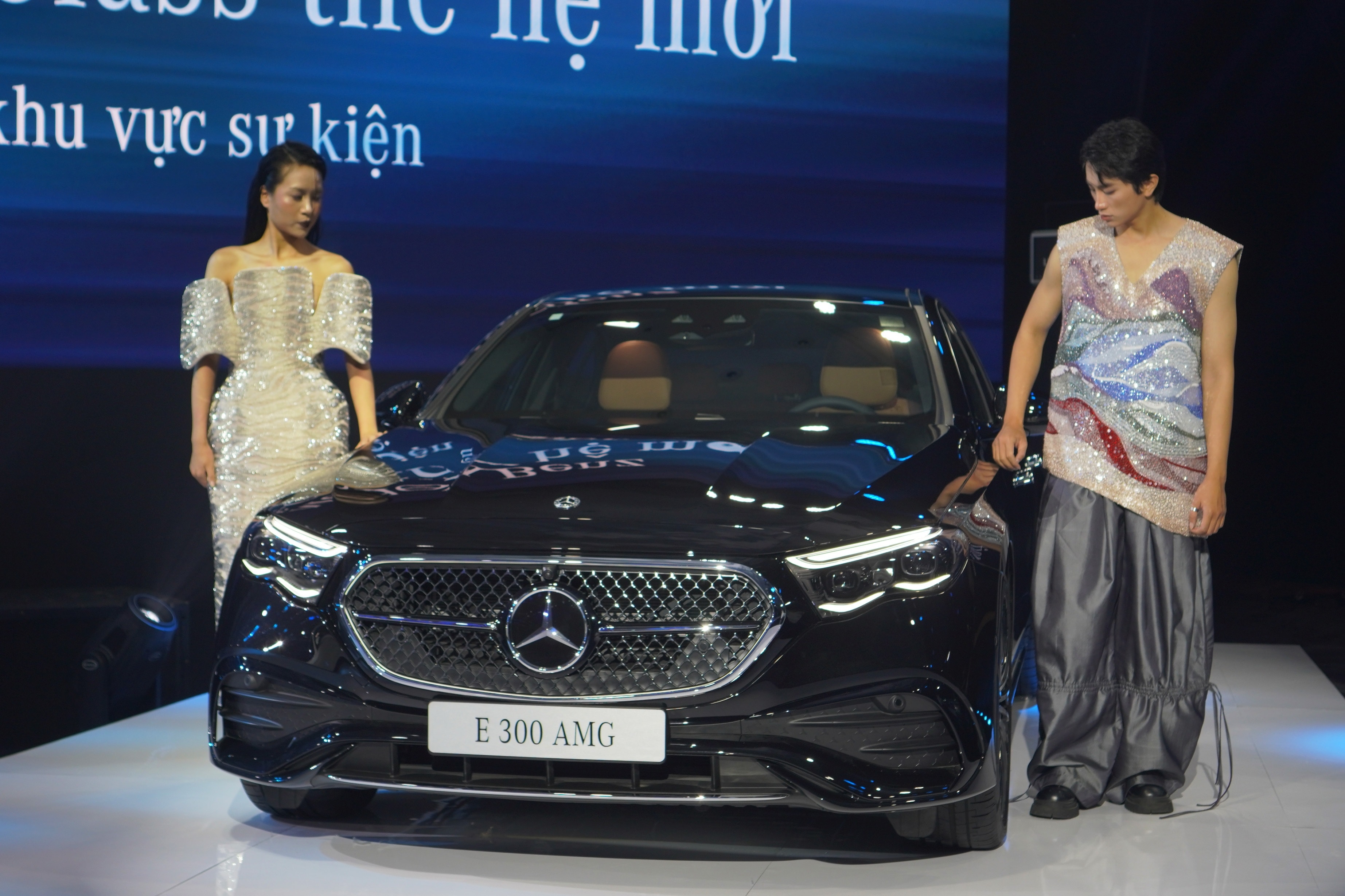 Ngoại thất thể thao của Mercedes-Benz E 300 AMG với mâm xe 20 inch đa chấu và gói trang bị AMG Line.