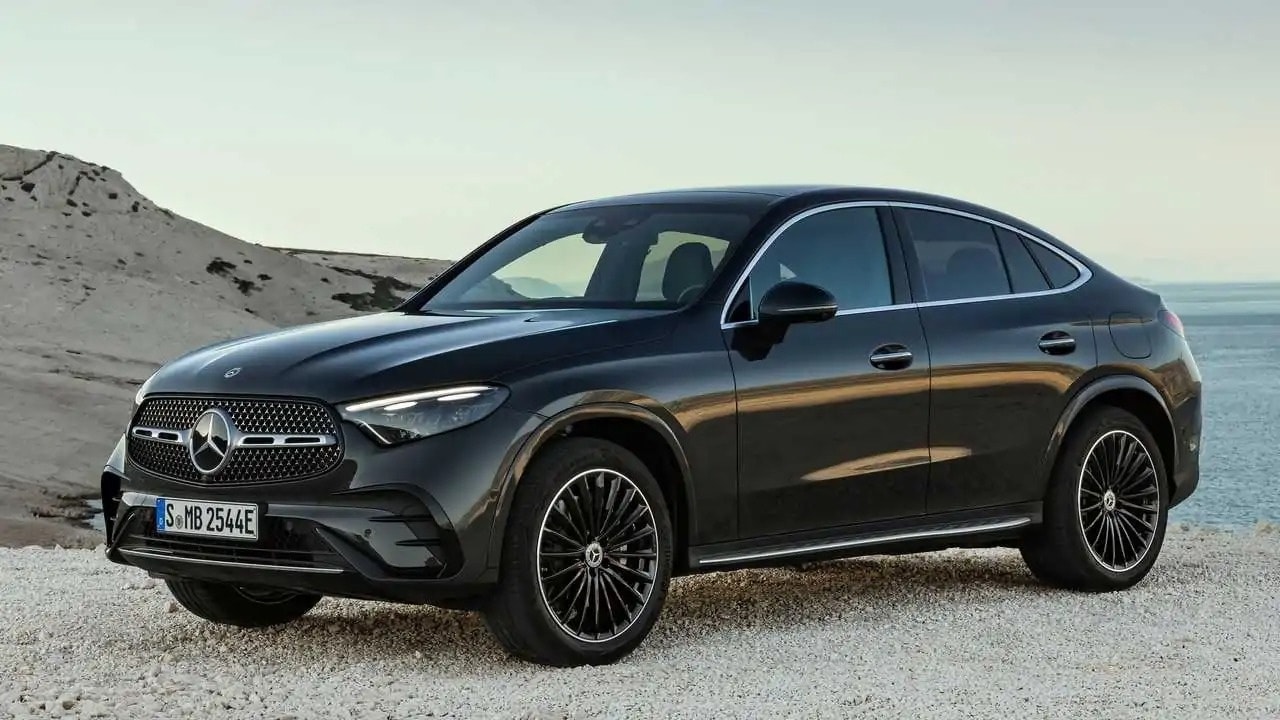 Mercedes-Benz GLC Coupe 2023 màu đỏ đang chạy trên một cung đường ven biển.