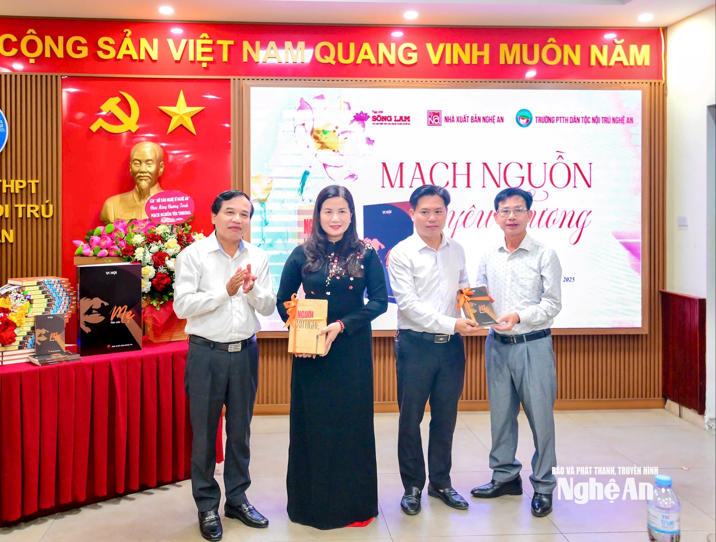 FÖRFATTARE NGUYEN NHU KHOI OCH VI HOI DONER BÖCKER