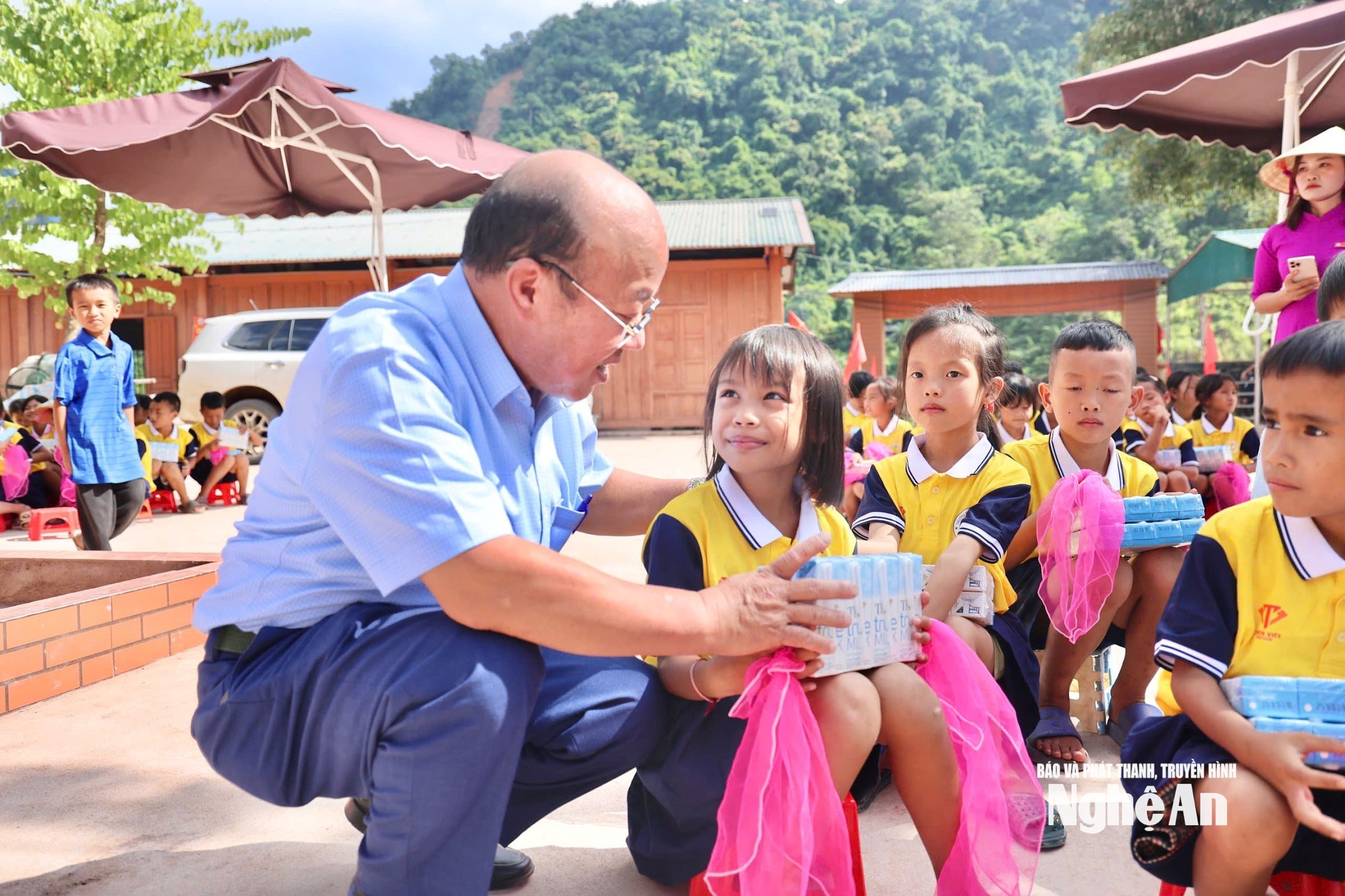 On this occasion, the For Vietnamese Stature Fund also presented 2,784 glasses of TH true MILK fresh milk to all students at the school. Photo: VTVV