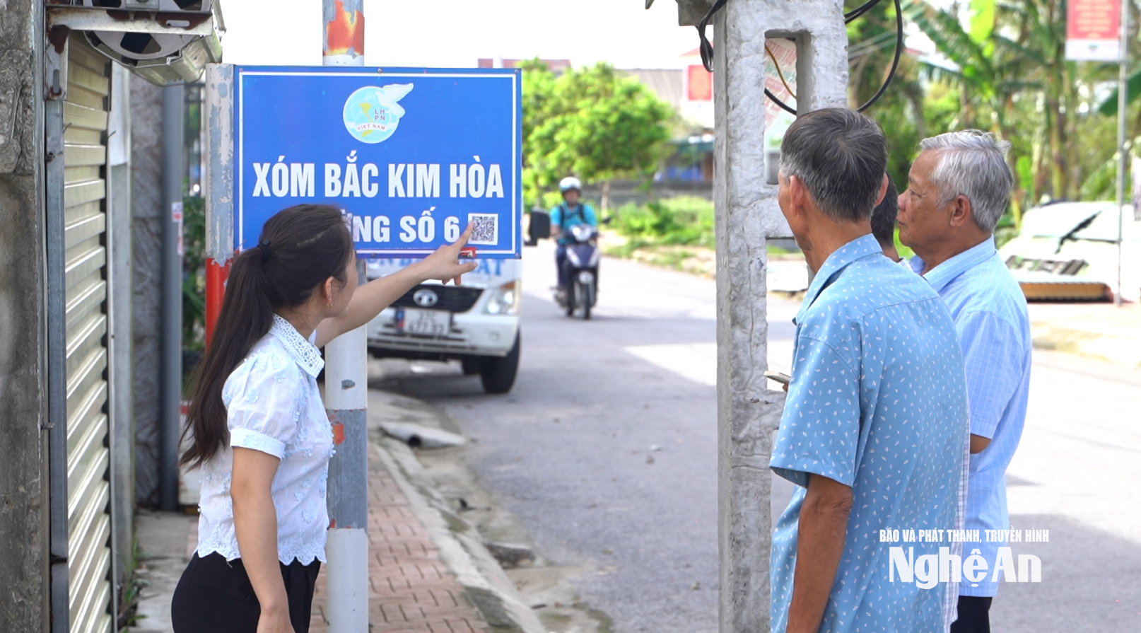 Bảng tên đường có mã QR ở xóm Bắc Kim Hòa, xã Trung Lộc. Ảnh Hoàng Việt Anh