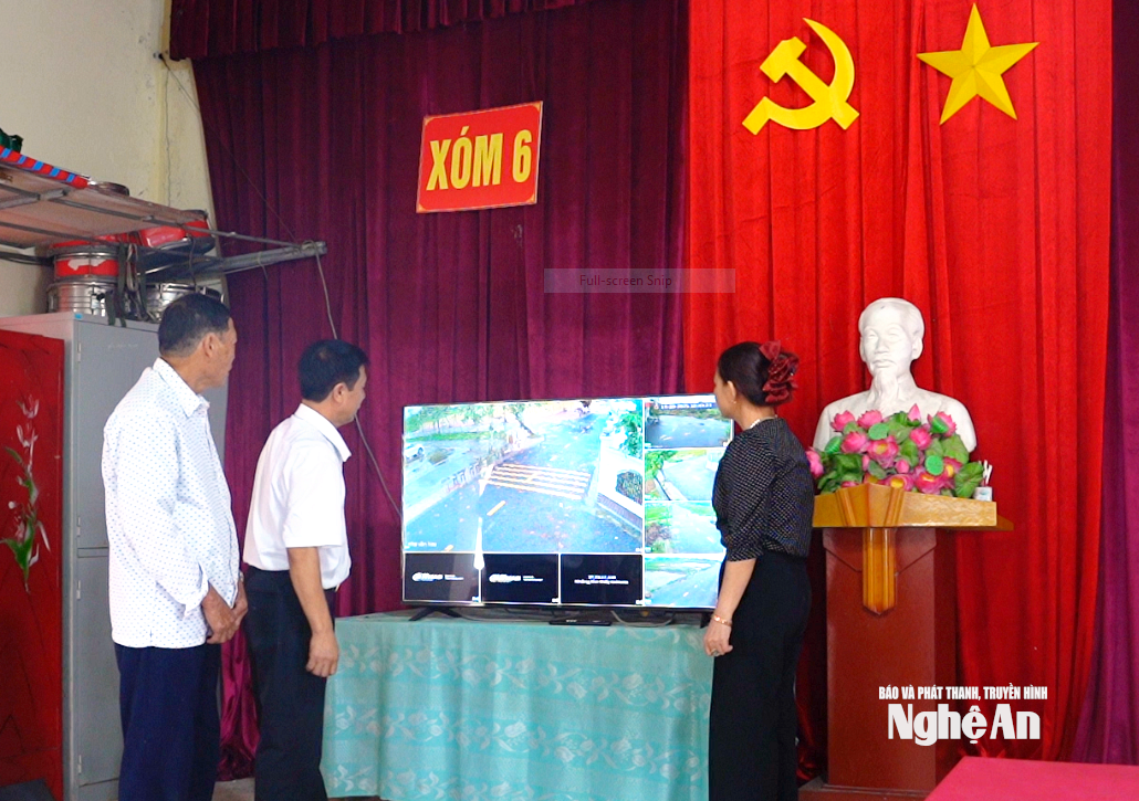 Cán bộ xóm 6 xã Văn Hiến kiểm tra hệ thống camera giám sát thông minh tại nhà Văn hóa xóm. Ảnh Hoàng Việt Anh