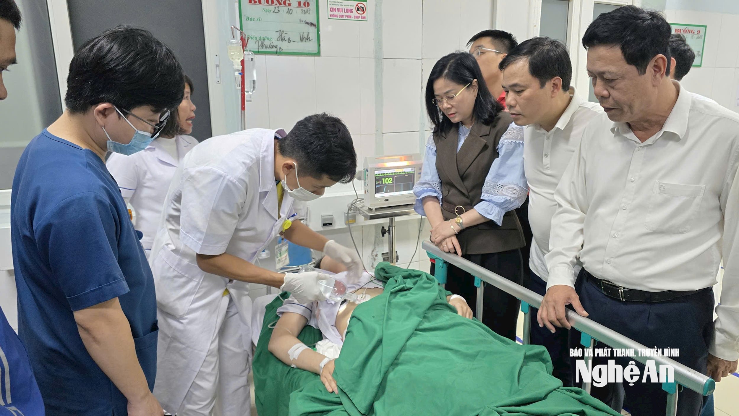 Lãnh đạo Sở Y tế chỉ đạo công tác cứu chữa nhân viên y tế bị tấn công. Ảnh Thành Chung