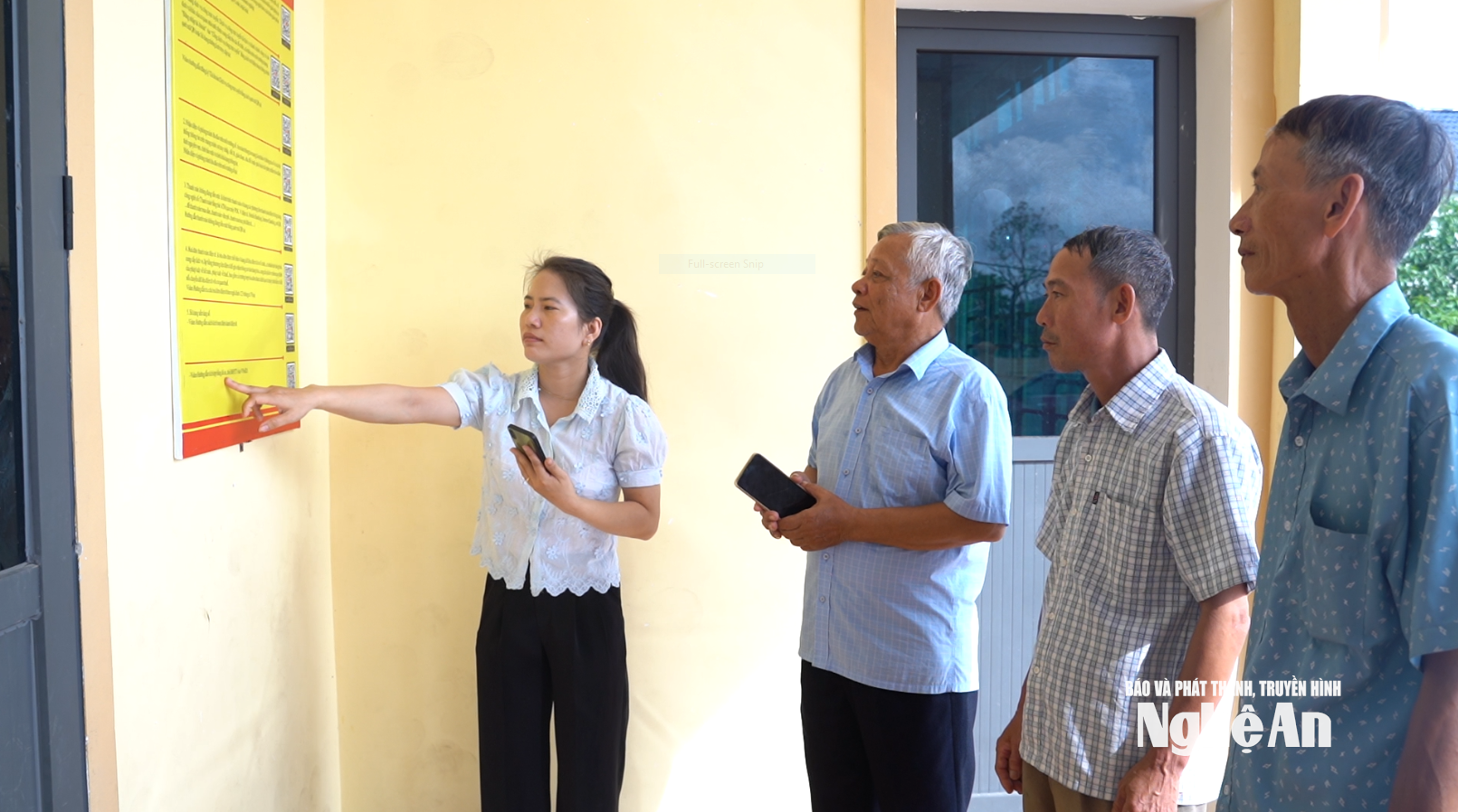 Mặt trận xóm Bắc Kim Hòa xã Trung Lộc hướng dẫn người dân cách quét mã thông tin. Ảnh Hoàng Việt Anh