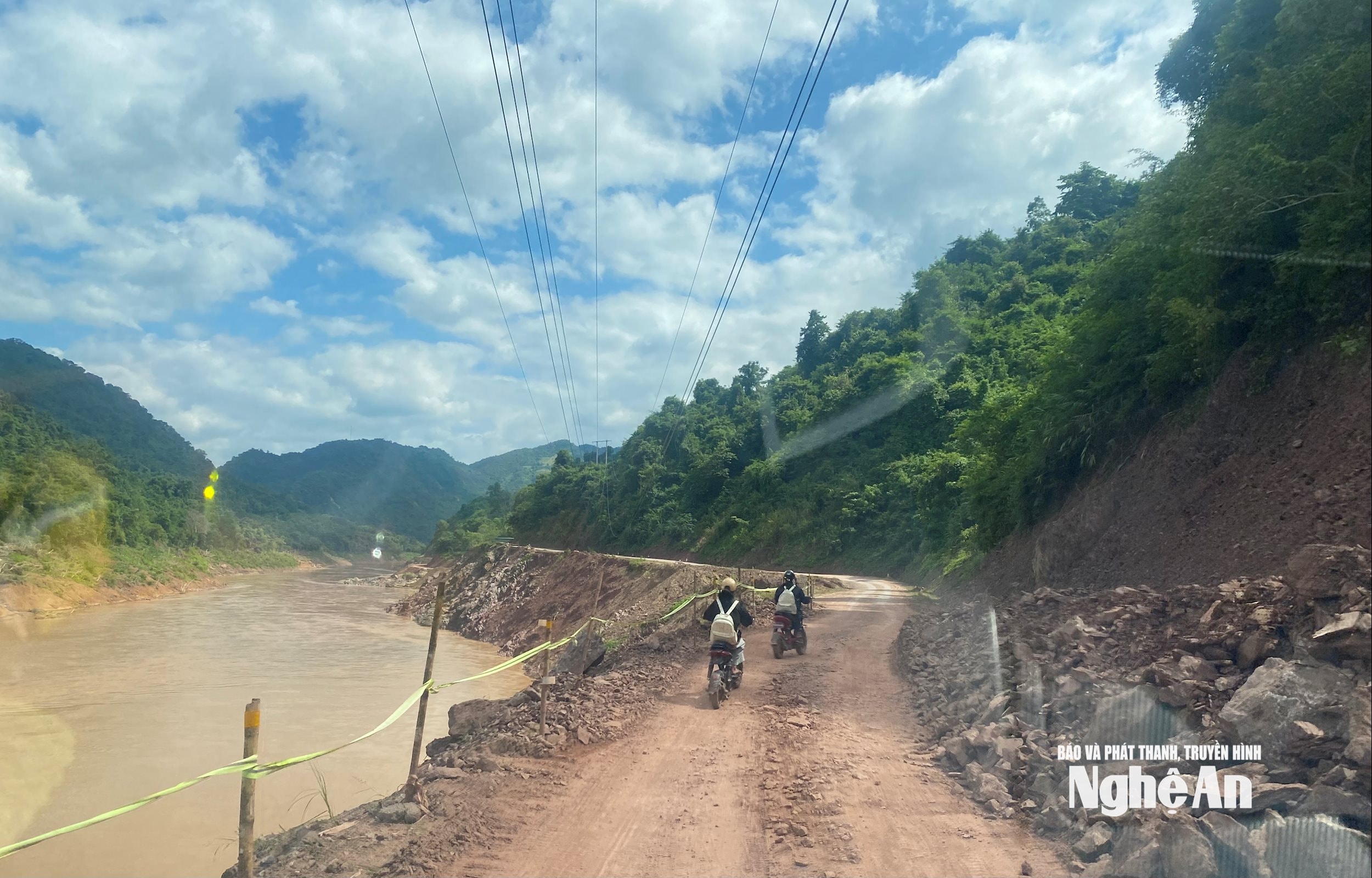 Đường vào xã Mỹ Lý còn sạt lở di chuyển không ít khó khăn. Ảnh: Văn Trường