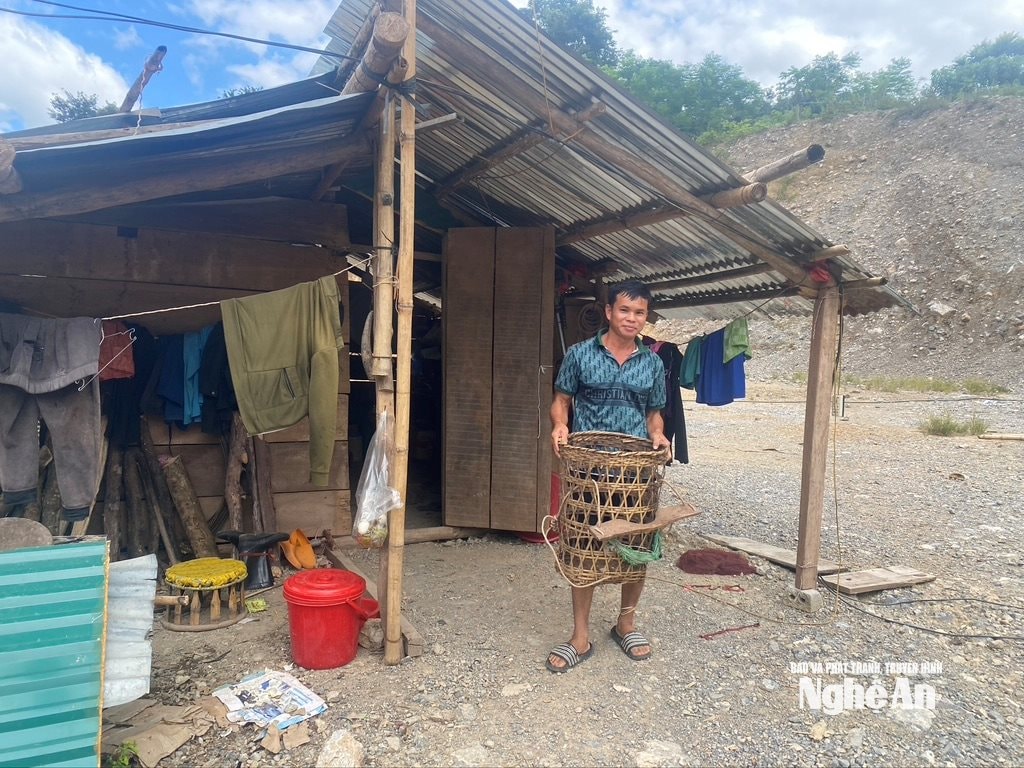 គ្រួសារខ្លះនៅឃុំមីលី កំពុងតែសង់ផ្ទះបណ្ដោះអាសន្ន ខណៈរង់ចាំរកដីសង់ផ្ទះសប្បុរសធម៌។ រូបថត៖ Van Truong