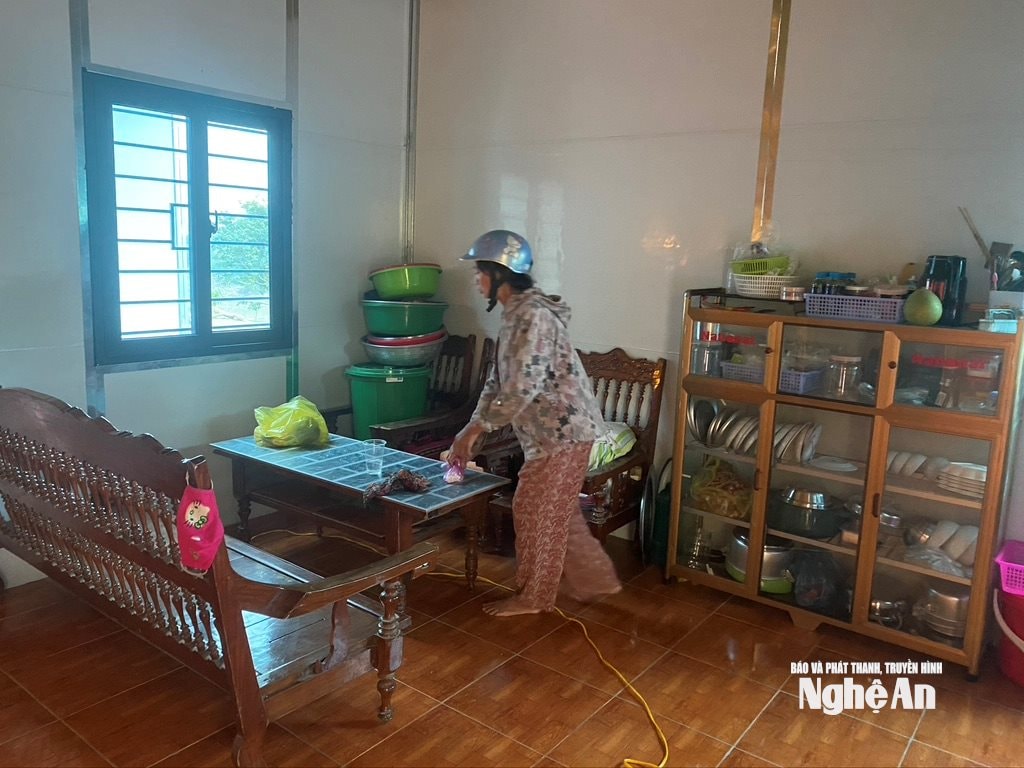 អ្នកស្រី Dau Thi Hoi (កើតក្នុងឆ្នាំ 1959) មានទីលំនៅភូមិ Cua Rao 2 បានផ្លាស់ទៅផ្ទះថ្មី។ រូបថត៖ Van Truong