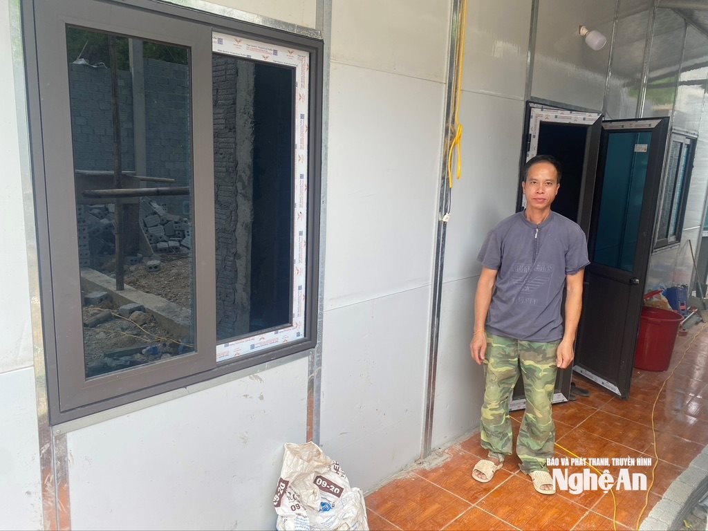 លោក Kha Van Binh មកពីភូមិ Xop Tu ឃុំ My Ly នៅជាប់ផ្ទះថ្មីរបស់គាត់។ រូបថត៖ Van Truong