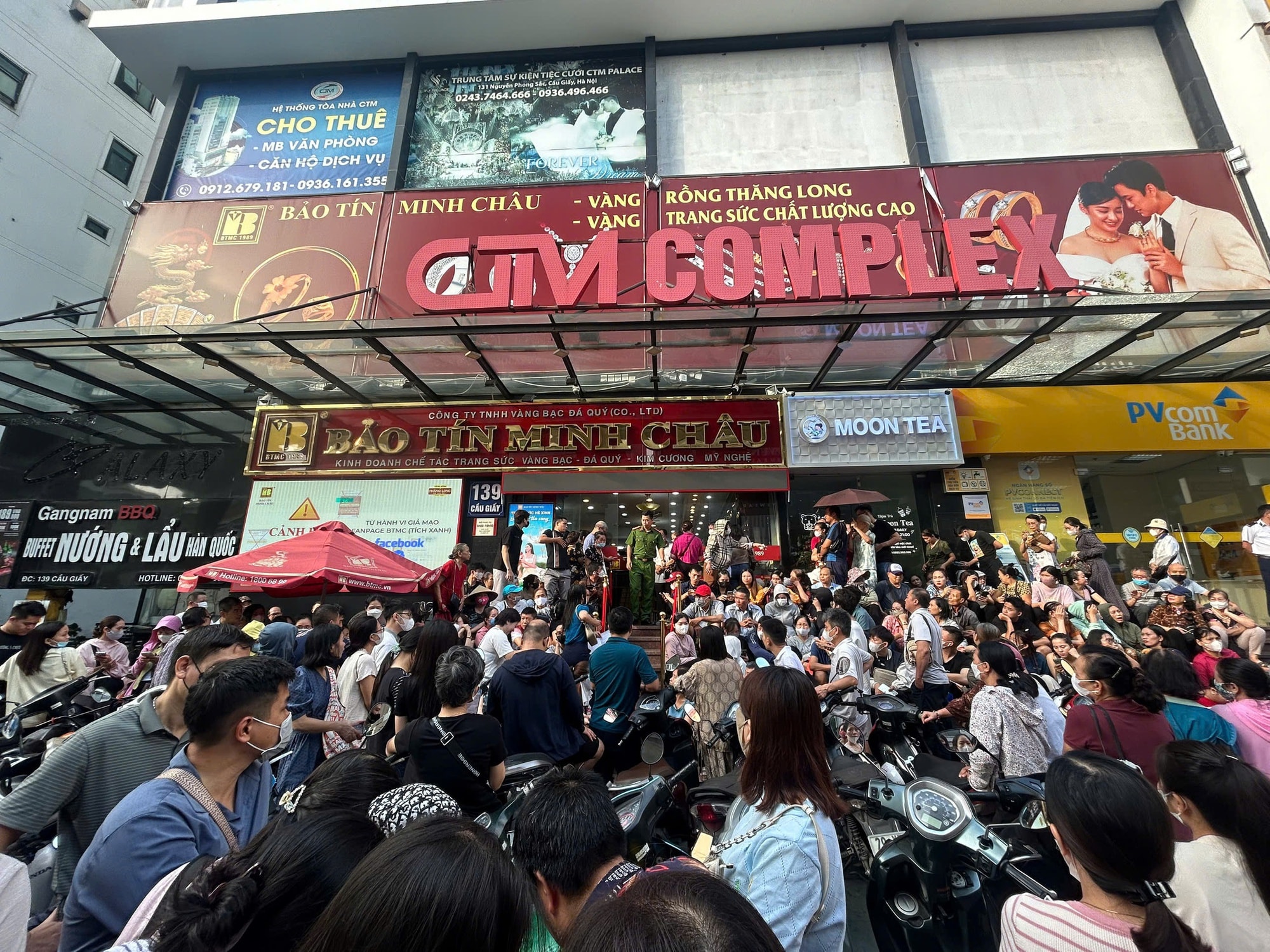 Người dân đổ xô mua vàng, chuyên gia cảnh báo rủi ro cao