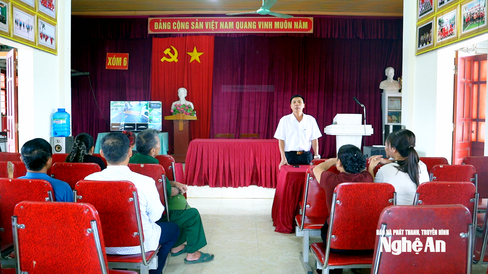 Cán bộ xóm 6 xã Văn Hiến phổ biến cho bà con về công nghệ số. Ảnh Hoàng Việt Anh