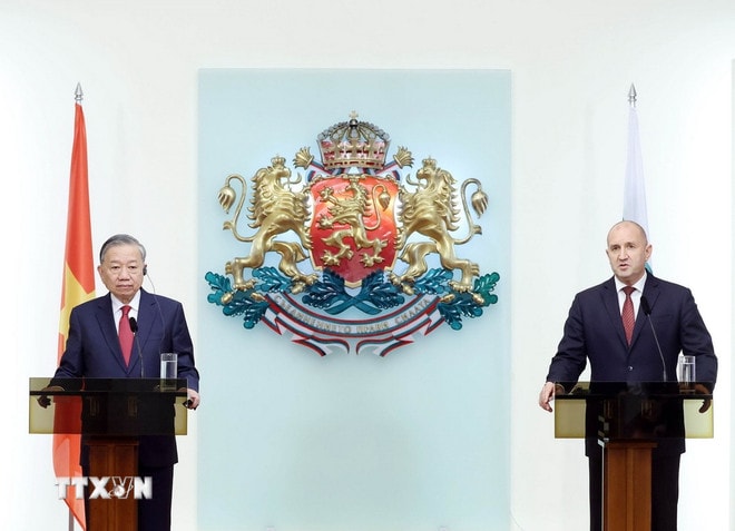 Tổng Bí thư Tô Lâm và Tổng thống Bulgaria Rumen Radev tại cuộc gặp gỡ báo chí. (Ảnh: Thống Nhất/TTXVN) ttxvn-2310-tong-bi-thu-hoi-gap-go-bao-chi-bulgaria-2.jpg