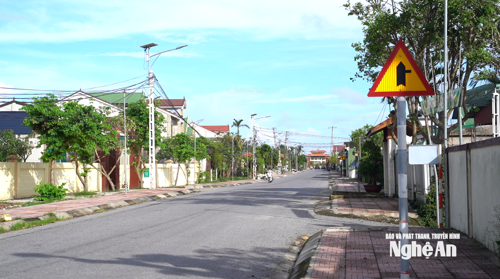 Hệ thống đèn đường thông minh trong mô hình thôn xóm thông minh ở xóm Bắc Kim Hòa xã Trung Lộc. Ảnh Hoàng Việt Anh