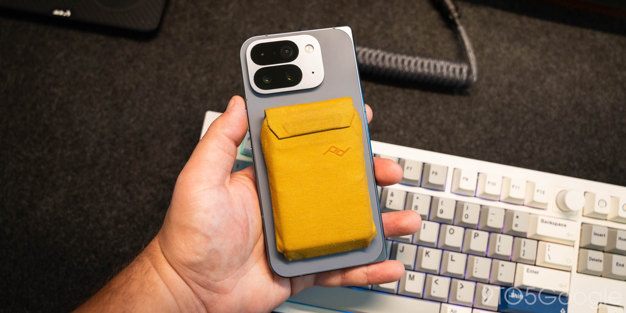 Ví gắn nam châm Qi2 trên Pixel 10 Pro Fold
