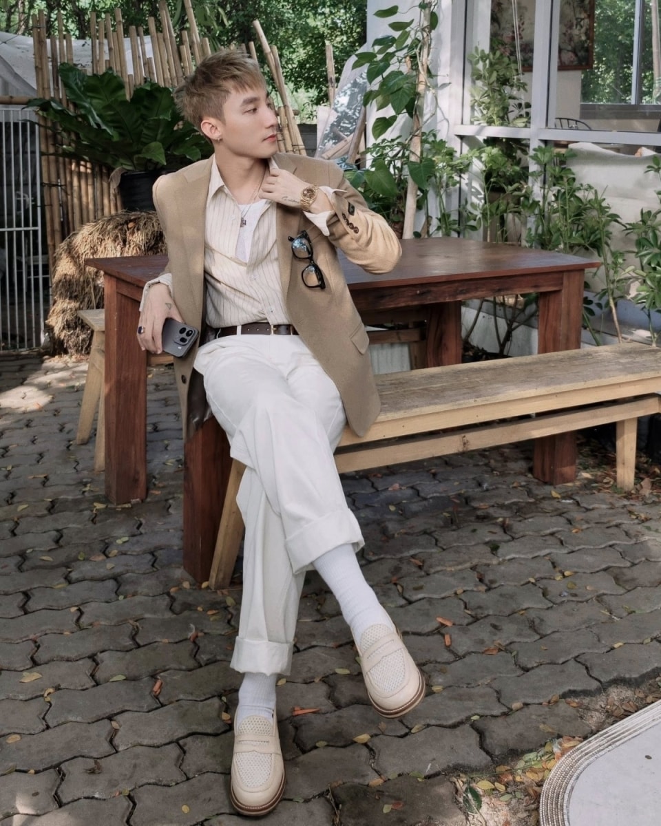 Sơn Tùng M-TP cầm trên tay một chiếc smartphone bí ẩn đầy cuốn hút