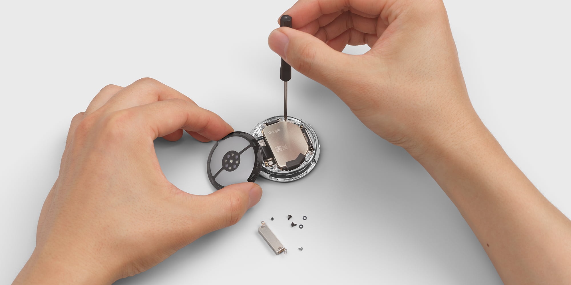 Cơ chế vít ở ngàm dây giúp Pixel Watch 4 dễ mở máy