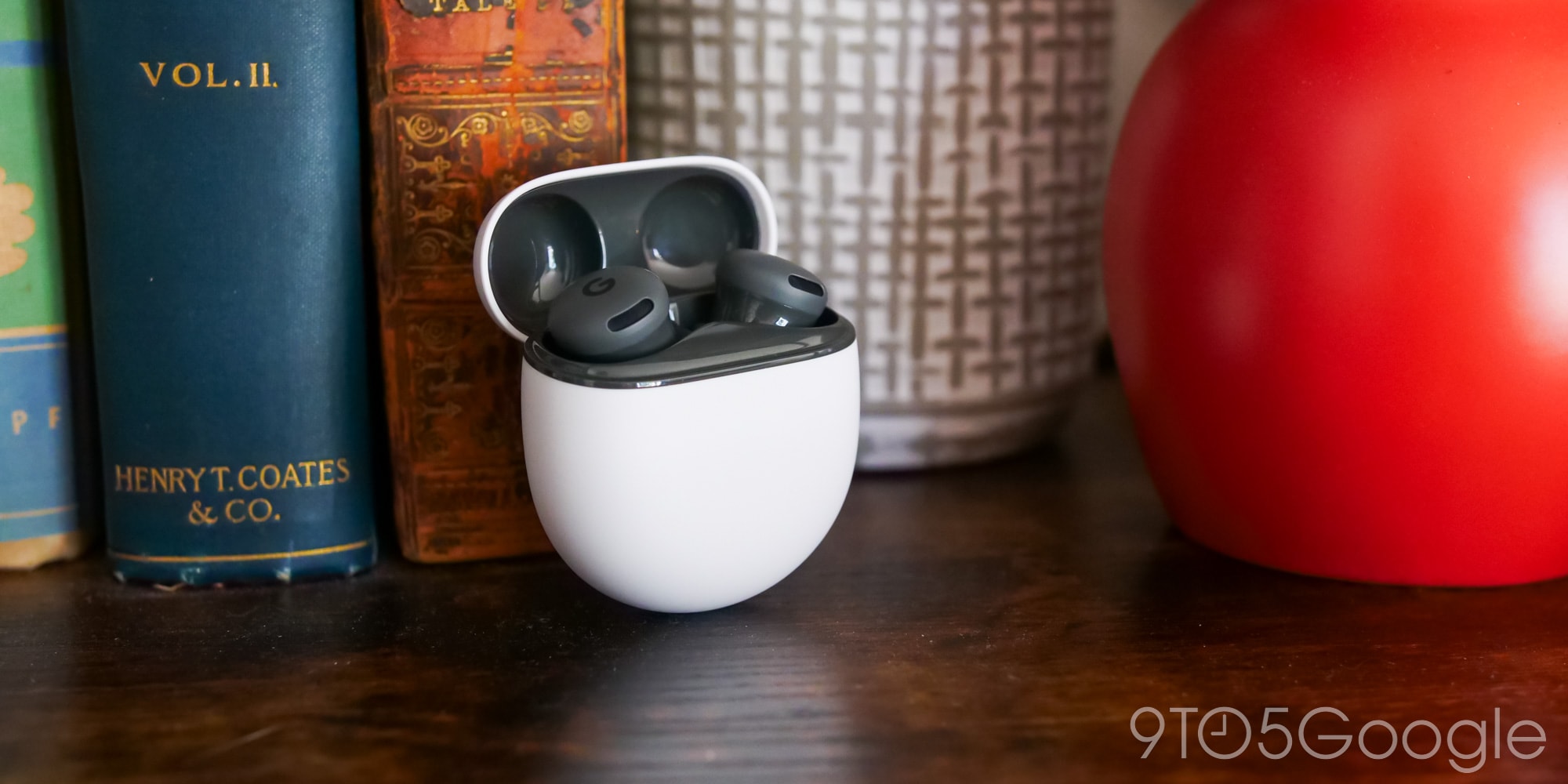 Pixel Buds 2a và hộp sạc dạng viên sỏi màu sáng