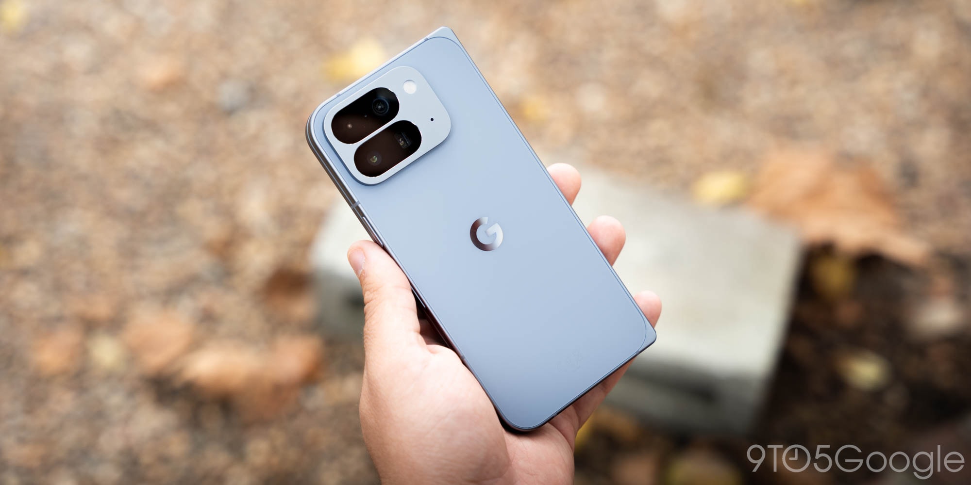 Cận cảnh bản lề và viền mỏng trên Pixel 10 Pro Fold
