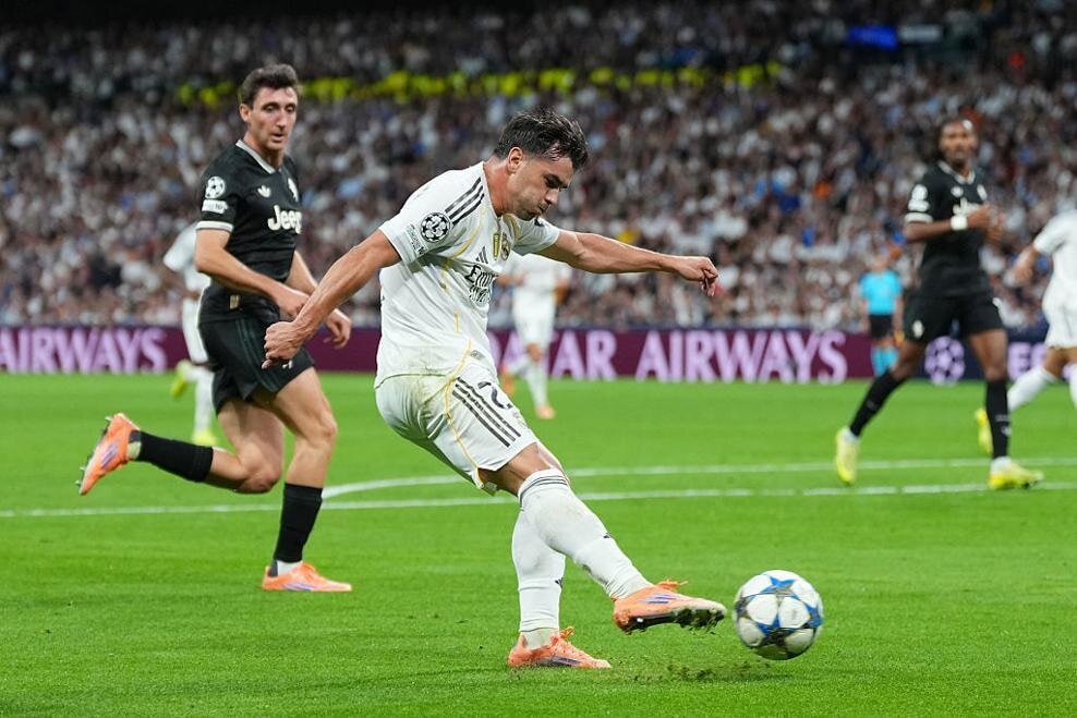 Real Madrid tràn lên tấn công sau tiếng còi khai cuộc