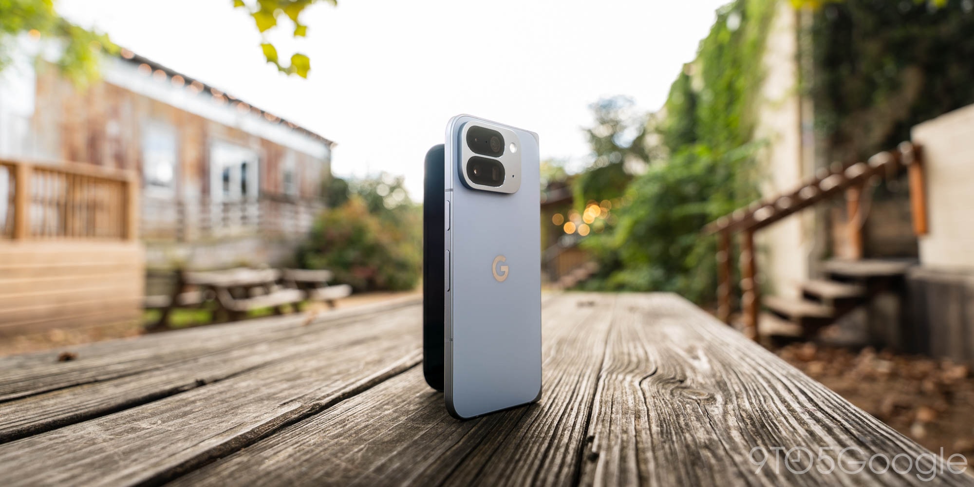 Pixel 10 Pro Fold gập lại với bản lề mới đạt IP68