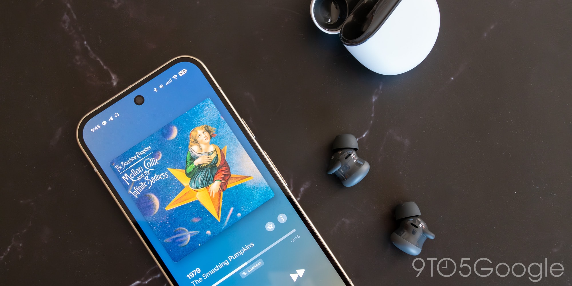 Hộp sạc Pixel Buds 2a kích thước nhỏ, dễ bỏ túi