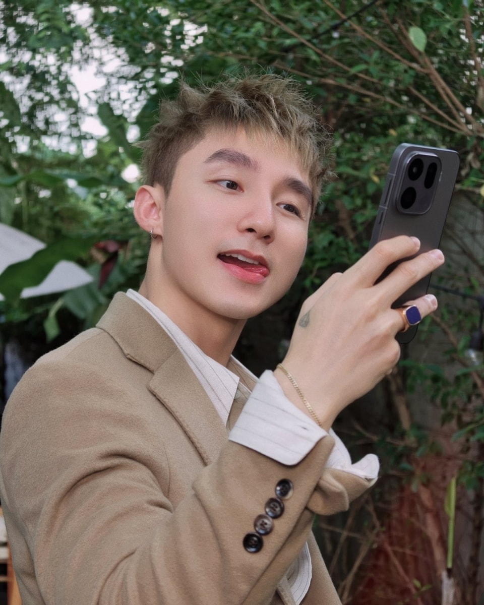 Hình ảnh Sơn Tùng M-TP cầm OPPO Find X9 gây bão cộng đồng mạng