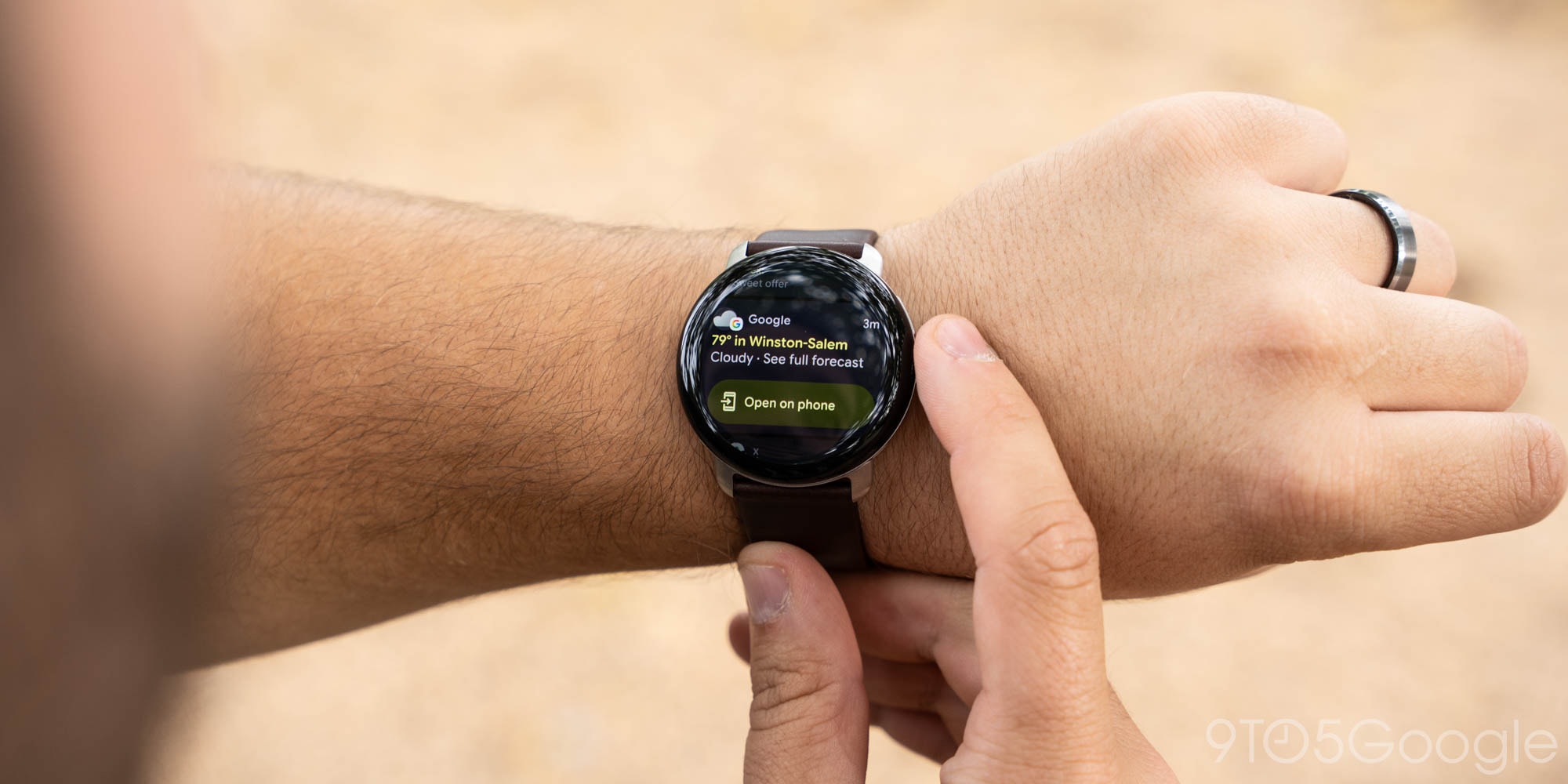 Màn hình vòm tạo hiệu ứng nổi 3D trên Pixel Watch 4