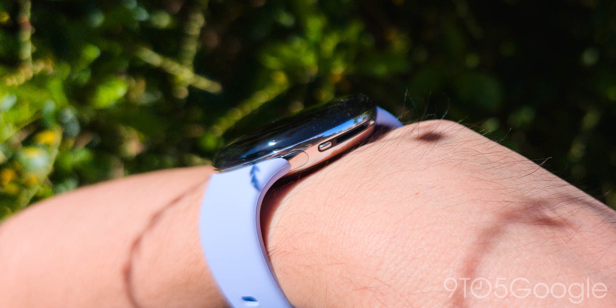 Tiếp điểm sạc bên hông trên Pixel Watch 4 41mm